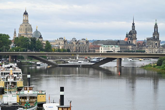 Do Labe se zřítila zhruba stometrová část betonového mostu, na němž se nacházela stezka pro pěší, cyklostezka a tramvajová kolej. Kus bude potřeba kontrolovaně strhnout.