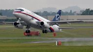 A to je hned jeden z vrcholů aerosalonu: Start nového ruského stroje. Suchoj Superjet 100.