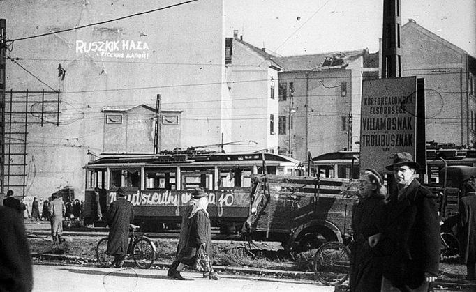 Maďarské lidové povstání. Do následných pouličních bojů se zapojily jednotky sovětské armády,umístěné na území Maďarska.