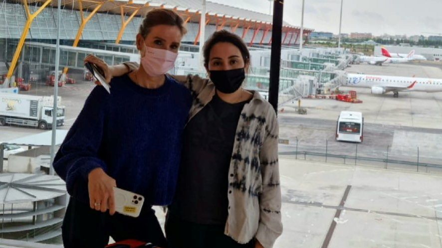 Princezna Latifa (na snímku vlevo) se podle informací v pondělí objevila na letišti a cestuje.