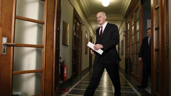 Řecký premiér Jorgos Papandreu na chodbě v sídle vlády v Aténách.