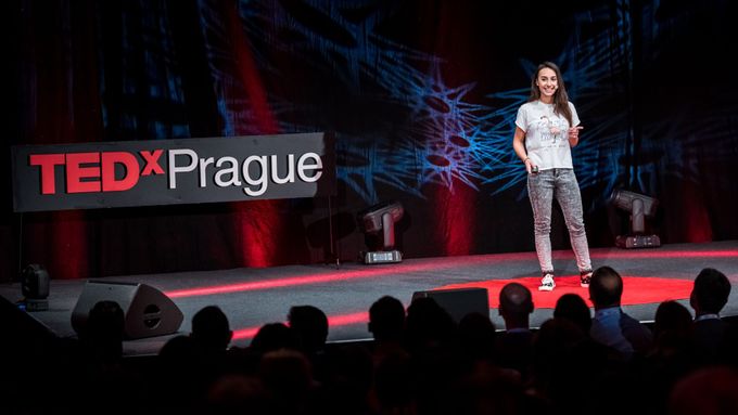 Poselství Dominiky Kouřilové na prestižní konferenci TEDxPrague 2017. Její neuvěřitelný životní příběh by vydal na román.