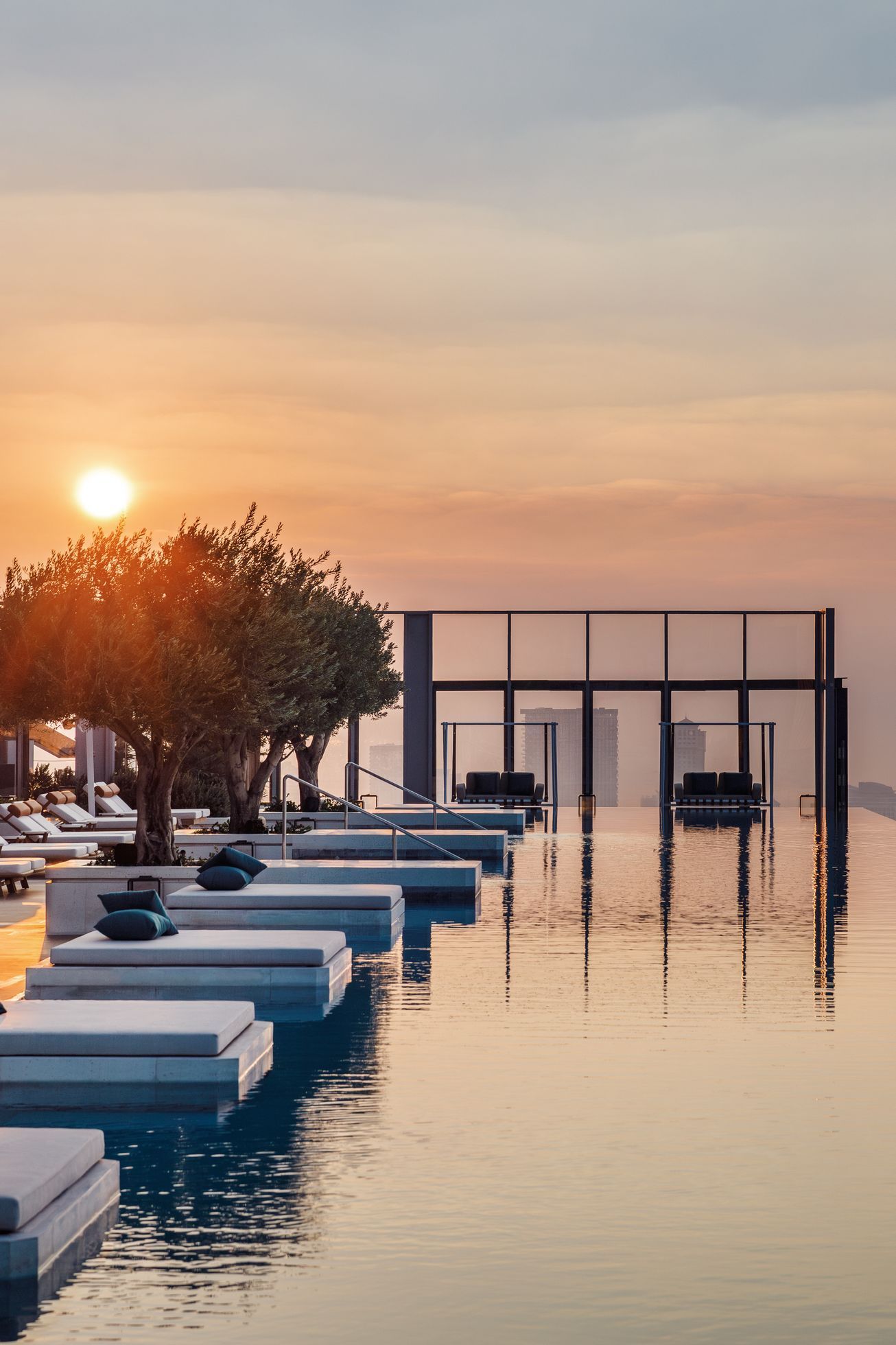 Nejdelší „zavěšený“ infinity bazén na dvojici mrakodrapů One Za’abeel