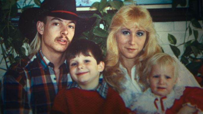 Na archivním snímku je Joe Exotic s rodinou.