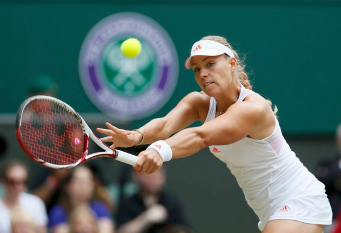 Německá tenistka Angelique Kerberová dobíhá míček v semofinálovém utkání Wimbledonu 2012 s Polkou Agnieszkou Radwaňskou.