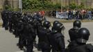 Striking coal miners protest near the El Musel seaport entrance, which is guarded by riot police, in Gijon, northern Spain, June 5, 2012. REUTERS/Eloy Alonso (SPAIN - Tags: POLITICS CIVIL UNREST BUSINESS EMPLOYMENT) Published: Čer. 5, 2012, 1:17 odp