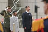 Íránský prezident Mahmúd Ahmadínežád a syrský prezident Bašar al-Asad při setkání na letišti.