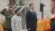 Íránský prezident Mahmúd Ahmadínežád a syrský prezident Bašar al-Asad při setkání na letišti.