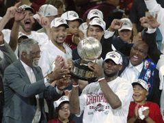 LeBron James a jaho Cavaliers s trofejí pro vítěze Východni konference.