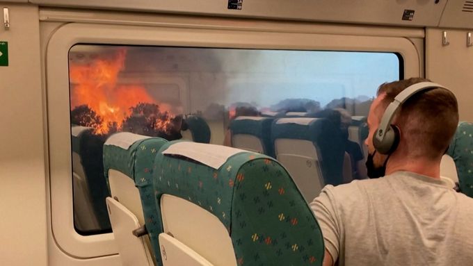 Požáry ve Španělsku zastavily vlak s vyděšenými cestujícími (18. 7. 2022)