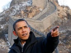 USA si musí půjčovat peníze od Číny, aby vůči ní mohly na jejím vlastním hřišti provádět svoji konfrontační politiku. (Barack Obama na Velké čínské zdi, listopad 2009.)