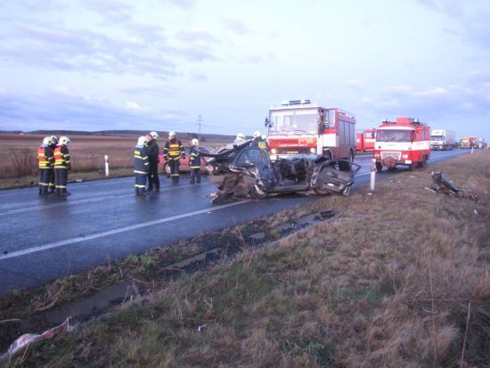 Nehoda tří aut u Slaného