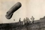 První světová válka v mnohém předznamenala celé 20. století. Na fotografii pořízené roku 1915 postávají němečtí důstojníci nedaleko pozorovacího balónu v dosahu západní fronty.