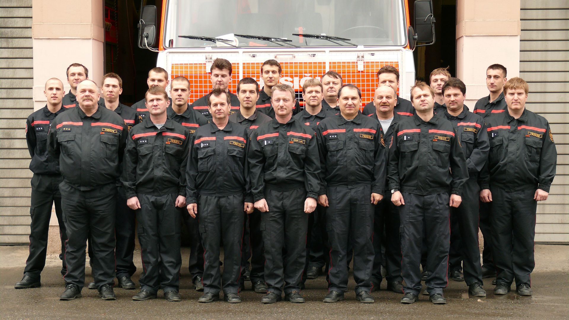 Hasič Vlastimil Kremel z Novojičínska zasahoval během dvaceti let téměř u dvou tisíc výjezdů. Snímky ho zachycují při práci. Nyní je vážně nemocný a přátelé pro něj uspořádali sbírku, aby mu pomohli.