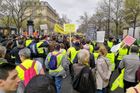 Chceme být slyšet, vzkazuje Pařížanka. Počet zatčených žlutých vest rychle roste