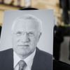 Miloš Zeman oznámil kandidaturu na prezidenta - jeho TK, aktivisté před Hradem