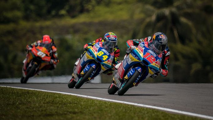 Filip Salač a Jakub Kornfeil v závodě třídy Moto3 ve Velké ceně Malajsie 2019
