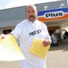 Demonstrace před obchodem Plus-Discount v Mostě