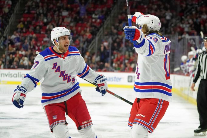 Tony DeAngelo a Artěmij Panarin v dresu Rangers