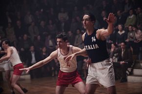 Radim Špaček točí film o basketbalu, lásce a železné oponě. Bude součástí osmičkových oslav