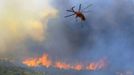 Air crews battle the Wood Hollow Fire north of Fairview, Utah, June 26, 2012. The fire which started over the weekend has burned dozens of structures and caused the evacuation of several small towns. REUTERS/George Frey (UNITED STATES - Tags: ENVIRONMENT DISASTER) Published: Čer. 26, 2012, 11:04 odp.