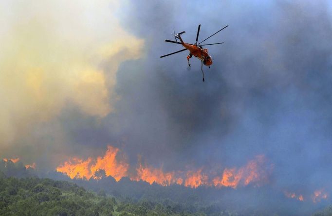 Air crews battle the Wood Hollow Fire north of Fairview, Utah, June 26, 2012. The fire which started over the weekend has burned dozens of structures and caused the evacuation of several small towns. REUTERS/George Frey (UNITED STATES - Tags: ENVIRONMENT DISASTER) Published: Čer. 26, 2012, 11:04 odp.