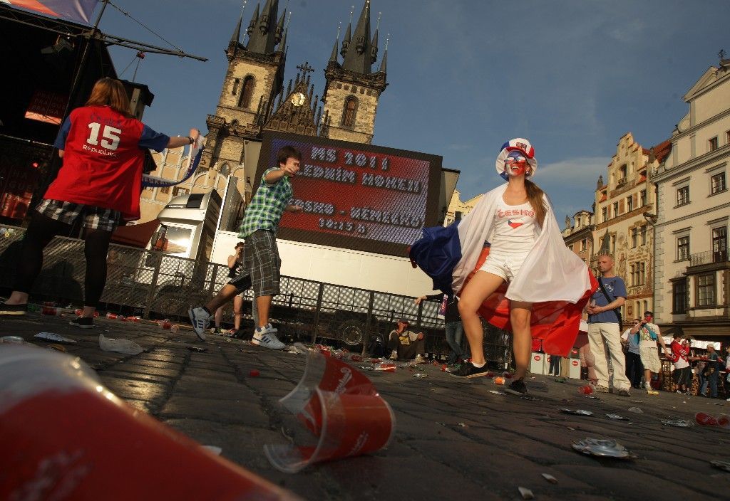 Fanoušci sledují hokej na Staroměstském náměstí