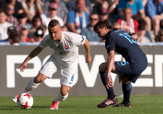 Stanislav Lobotka během Eura do jednadvaceti let v zápase proti Anglii