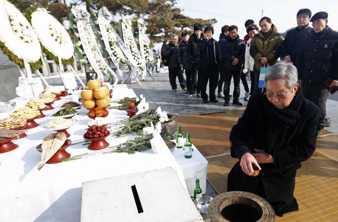 People, who were originally from North Korea, attend a memorial service for their North Korean ancestors in the direction of North Korea, near the demilitarized zone separating the two Koreas, in Paju, 55 km (34 miles) north of Seoul February 10, 2013, on the occasion of Seolnal, the Korean Lunar New Year's day. Millions of South Koreans travelled to their hometowns during the three-day holiday which started last Saturday. Seolnal is one of the traditional holidays when most Koreans visit their hometowns to be united with their families and hold memorial services for their deceased ancestors. REUTERS/Lee Jae-Won (SOUTH KOREA - Tags: MILITARY POLITICS SOCIETY) Published: Úno. 10, 2013, 6:18 dop.