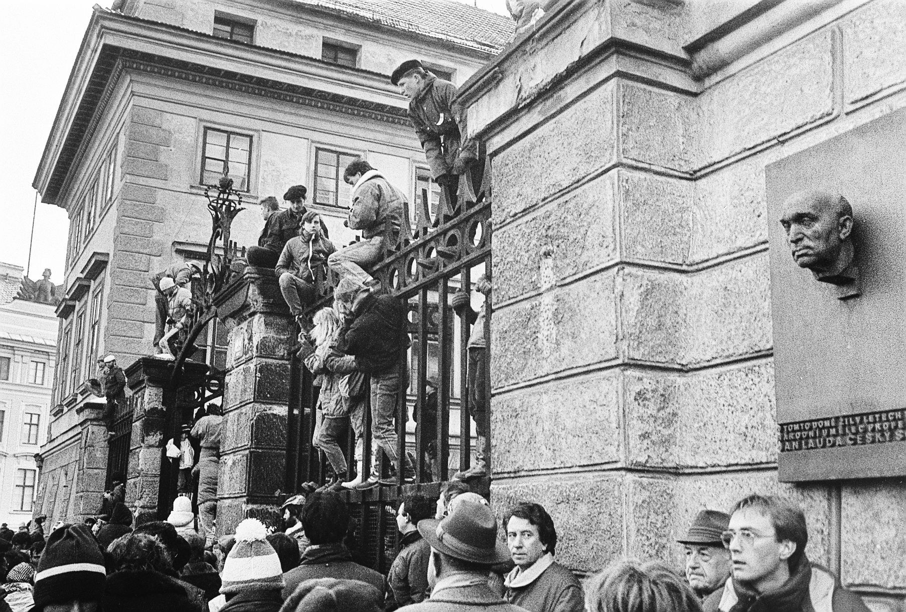 Jednorázové užití / Fotogalerie / Unikátní fotografie ze zákulisí Václava Havla z období Sametové revoluce