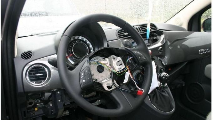 Zloději z 19 nových vozů značky Fiat ukradli airbagy.