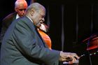 Odešla legenda jazzového piana Oscar Peterson