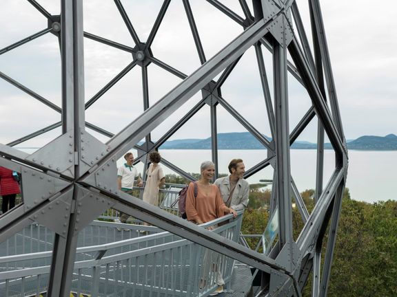Symbolem města Balatonboglár je rozhledna Gömbkilátó.