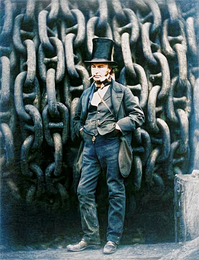 Robert Howlett, Isambard Kingdom Brunel stojící před spouštěcími řetězy lodi Great Eastern, rok 1857, kolorováno.