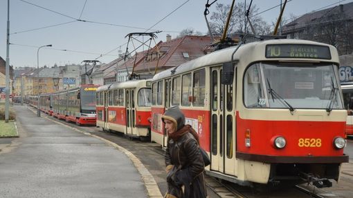 Kvůli námraze stojí tramvaje v pražské Libni - zastávka Vosmíkových.