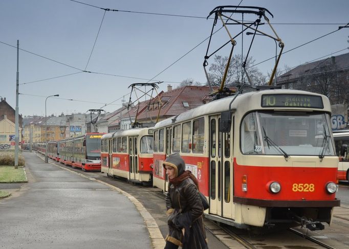 Kvůli námraze stojí tramvaje v pražské Libni - zastávka Vosmíkových.