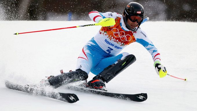 Mario Matt slaví triumf v olympijském slalomu.