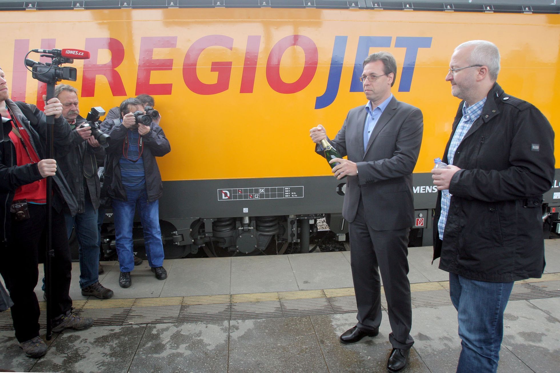 Lokomotiva Siemens Vectron v barvách RegioJetu