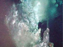 Exotické mikroby žijící poblíž bahenních sopek na mořském dně přeměňují tisíce tun metanu na jiná, lehce zužitkovatelná paliva (podmořská sopka - ilustrační foto)