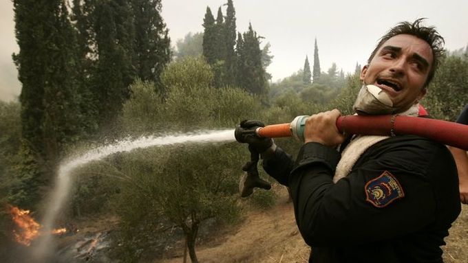 V Řecku hoří, země je ve stavu nouze.