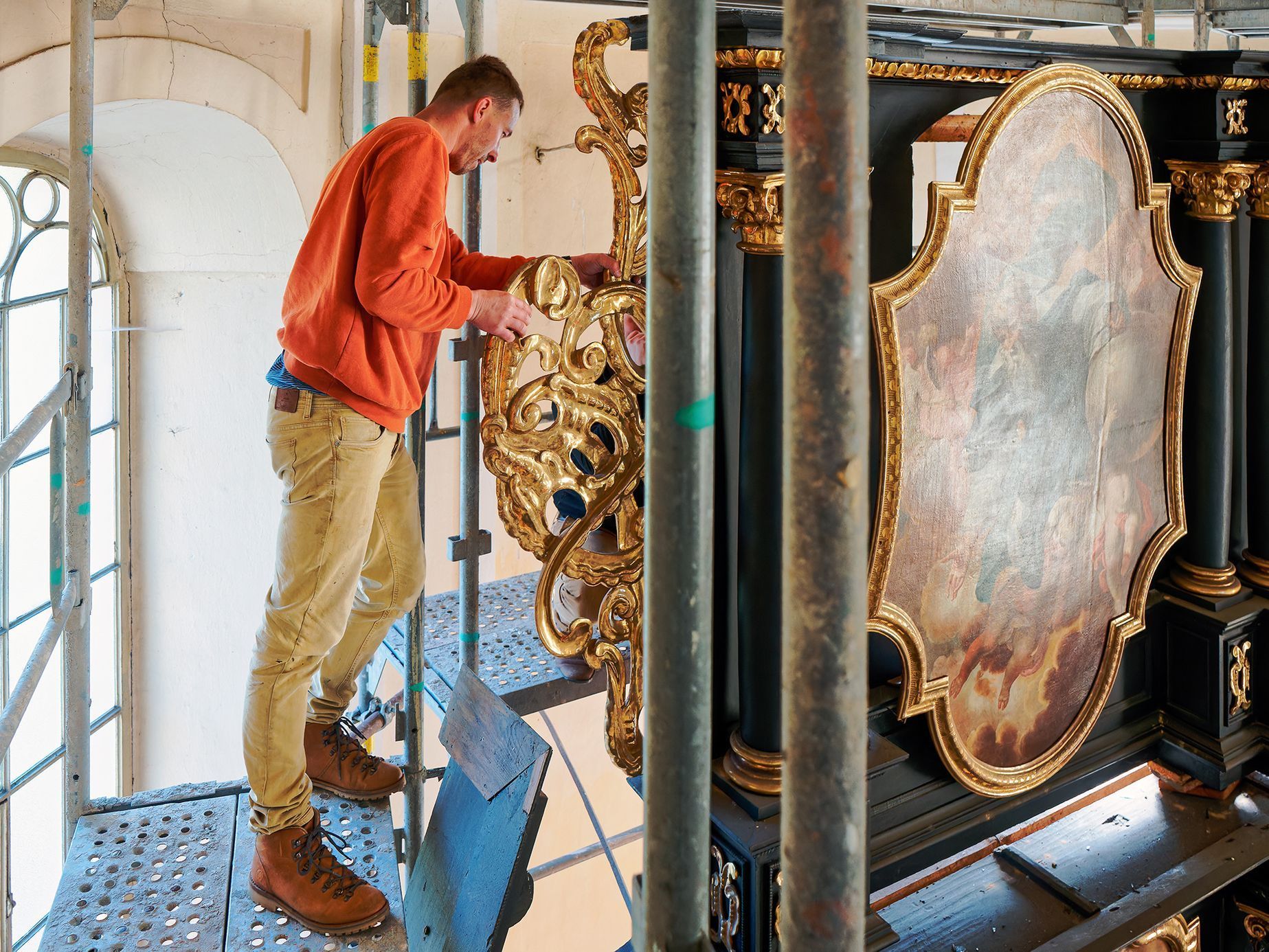 Rozebírání oltáře v kostele sv. Janů v Opavě před opravou popraskané klenby, květen 2023