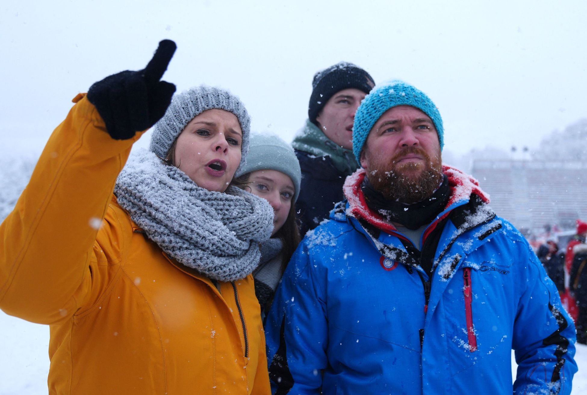 Diváci sledují závod SP ve sjezdu v Kitzbühelu 2023