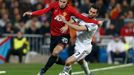 Liga mistrů: Real Madrid - Manchester United: Alvaro Arbeloa (vpravo) - Robin van Persie