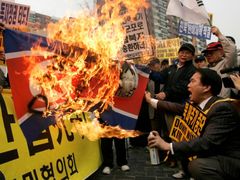 Severokorejský premiér se v Soulu nesetkal jen s úsměvavými tvářemi, ale také s protesty
