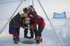 Na dně Severního pólu leží petice za zákaz těžby ropy