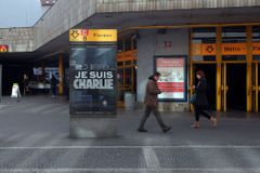 V Praze se objevily plakáty Je suis Charlie, místo reklamy