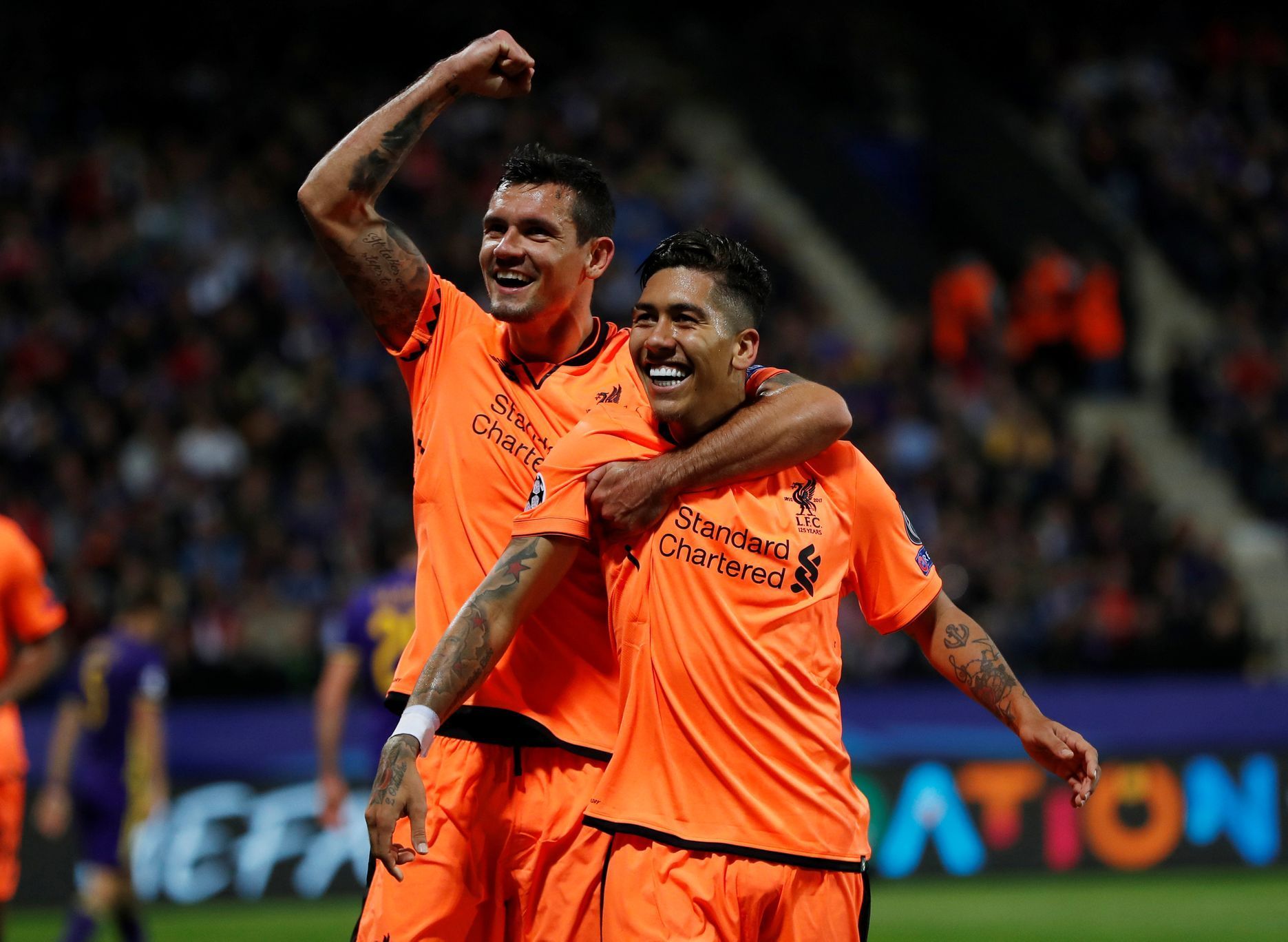 Dejan Lovren a Roberto Firmino slaví jeden z gólů Liverpoolu v síti Mariboru.