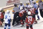 Nevinný zápas desetiletých dětí v Rusku se změnil v inferno. Oba týmy se na ledě řezaly jak psi až do chvíle, než rozhodčí zápas předčasně přerušili.