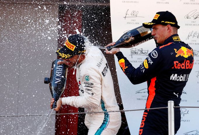 Lewis Hamilton a Max Verstappen na stupních vítězů v Barceloně