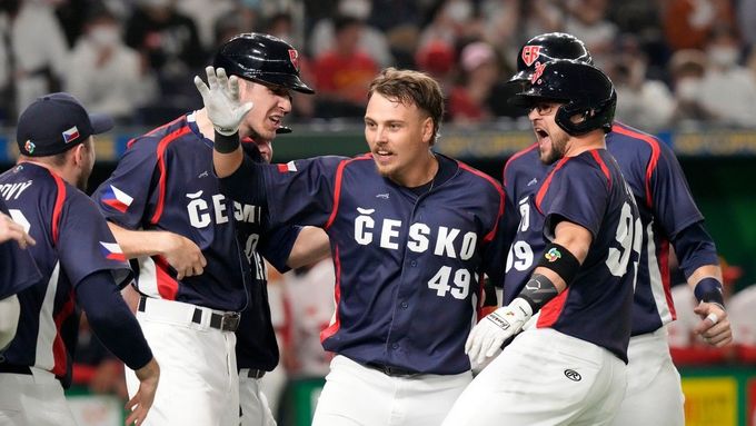 Čeští baseballisté se radují po Mužíkově homerunu